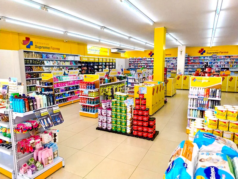 Corredores amplos e organizados dentro da Drogaria Suprema