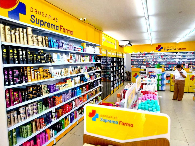 Corredor de perfumaria e cabelos na Drogaria Suprema